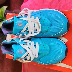 **SOLD ** Youth Nike Huarache Run